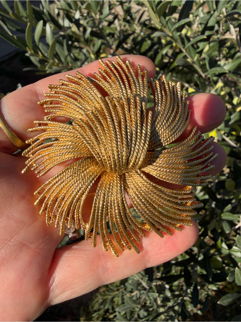 Vintage Monet Cordelia golden burst brooch